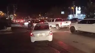 Nogales  650 pm  La fila de carros para pasar a Nogales, Arizona llega a la altura de la calle 27 de