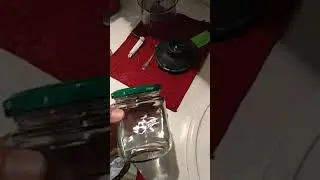 Кормушка для пчел из банки. Mason jar bee feeder.