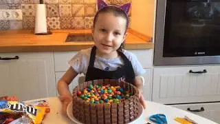 Торт за 10 минут.  Делаем торт из шоколадок Киндер и M&M's. Дети повара.