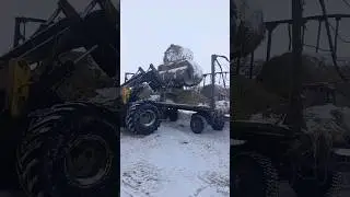Черпанул три рулона сразу. К- 700 установка с ковшом.
