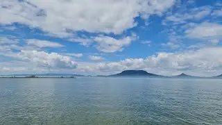 Fonyódi panoráma strand partján.