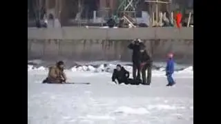 Женщина провалилась под лед