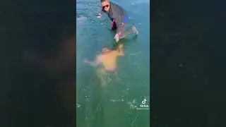 Опасные ныряния в ледяной воде, но мужик красава
