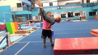 PROFESSIONAL WWE WRESTLING MOVES EXPLAINED AND DEMONSTRATED - How To Be a Pro Wrestler Tutorial
