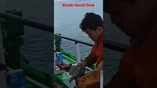 Bersih-Bersih Deck Kapal Tanker