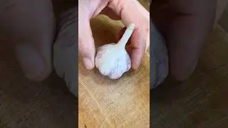 How to Peel a Head of Garlic in Seconds: Easy Kitchen Hack