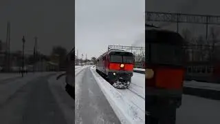 Тепловоз ТЭП70-0306 заезжает под поезд №83 Санкт-Петербург - Гомель, ст. Санкт-Петербург-Витебский