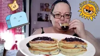 Mukbang: Pancake fatti in casa con marmellata di mirtilli (con ricetta)
