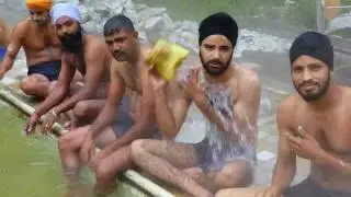 Meditacion - Meditation: Un paseo por Manikaran (India)