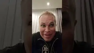 Саша Шпак стирает  тр..сы руками!