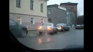Девушка паркуется