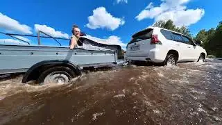на прицепе через реку ехали чистить лес