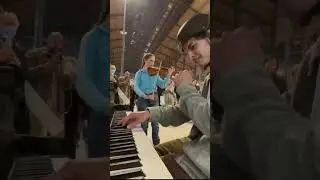 Une fille m’épate au violon sur du Josman 