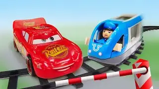 Тачки: Игрушка Молния Маквин соревнуется с поездом! Видео для детей
