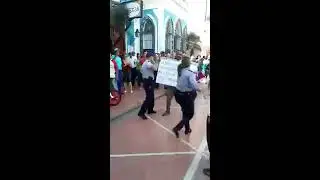 Policía en #Cuba detiene a cubano por protestar con cartel