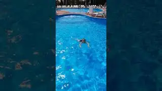 Диана плавает