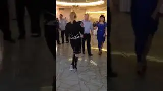 Смотреть до конца )) она просто шикарно танцует )))