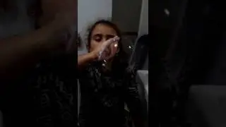 Sıvı sabundan baloncuk yapan kız