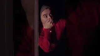 Конни спрятался и пугает ребят 
