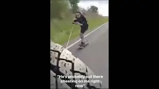 Tony hawk przyczepiony do auta