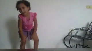 Menina linda dançando funk