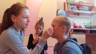 Девчонки уродовали меня!