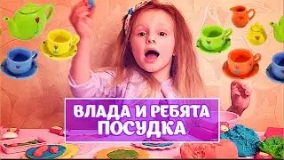 Children's dishes. Kitchen appliances unpacking toy with children's toys kitchen.