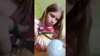 Не очень получился фокус чтобы её одеть😉