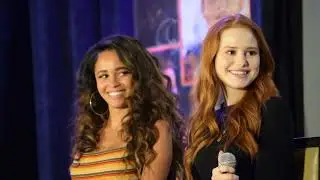 Madelaine Petsch e Vanessa Morgan RiverCon 2019 | Legendado