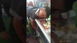 Tidur di atas meja kasir😁😁