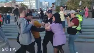 Екатеринбург, два клоуна забирают мужчину, девушка его защищает, остальные 15-20 снимают видео