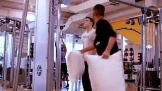 Драка подушками со случайным прохожим