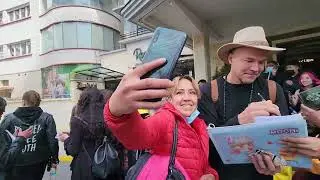 The Ramsus en La Paz firmando autógrafos para los fans