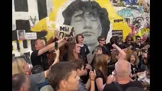 Фанаты Виктора Цоя собрались на Арбате почтить память кумира. #music #москва