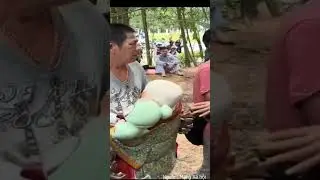 Người ôm tượng phật di lặc đến gặp thầy Minh Tuệ bị đẩy ra kéo vào cho đến khi CA và vệ sĩ đến.