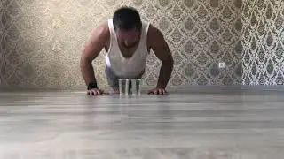 Отжимания со стаканчиками с водой