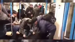 Пранкер в метро имитирует коронавирус