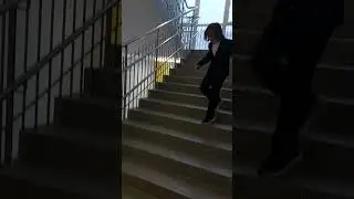 скатываем помни с лестницы