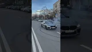 ГОЛЫЙ МИХАИЛ ЛИТВИН СТОИТ ПОСЕРЕДИНЕ ДОРОГИ И ПЬЁТ ЧАЙ/ ЧУТЬ НЕ СБИЛИ МИШУ НА М8