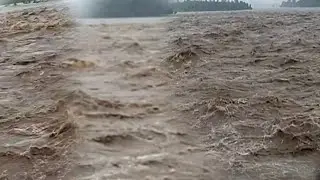 मंडला मां नर्मदा में आई आचनक से बाढ़ तो फिर देखिए क्या हुआ #viral #maanaramada #mandla