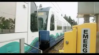 Link Train Pulling Into 2 Line Bellevue South Station on 2024/04/27