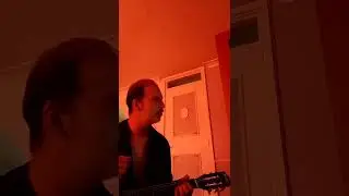 Noel Gallagher Everybody's on the run (live acoustic version)