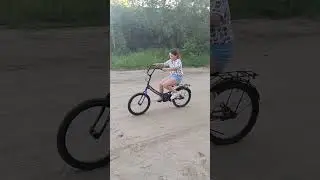 Анютка сама научилась ездить на велосипеде 🚴