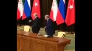 Путин уронил стул Эрдогана. Путин выхватил стул и уронил его.