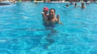 Купание в бассейне. Кусочек лета.