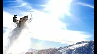 Прыжок с горы на снегоходе