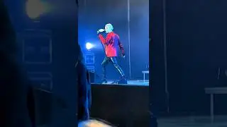 SHAMAN ❤️ ЛЮБОВЬ: самолётик поцеловал его прямо в нос и сел на плечо!
