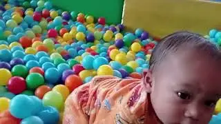 Adik Zafran Mandi Bola Teman teman