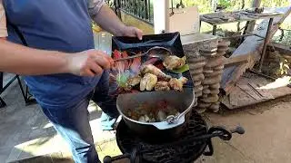 Цыпленок тушеный в казане с овощами