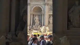 TOO CROWDED IN FONTANA DI TREVI🥰 #rome #fontanaditrevi #metropolitan